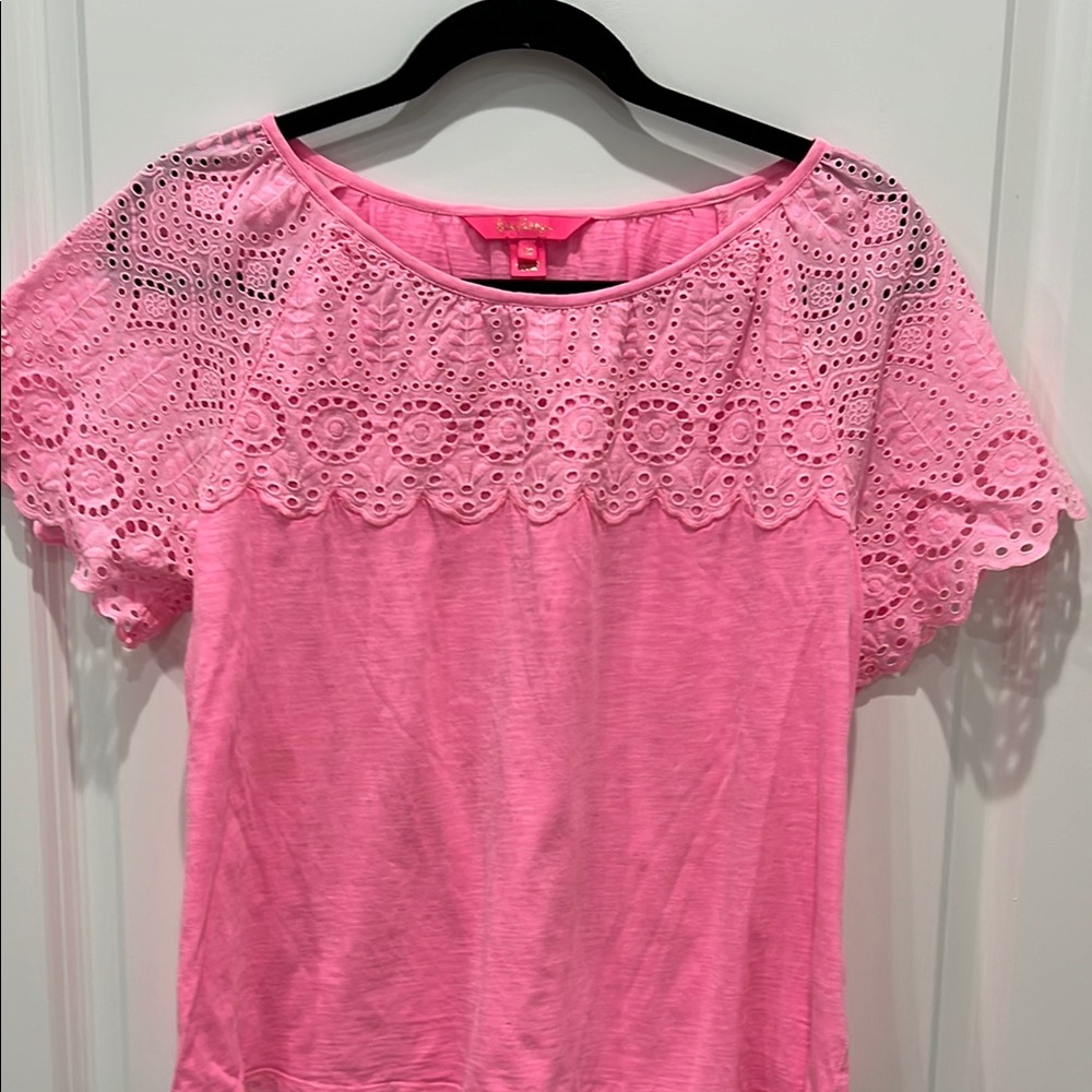 Lilly Pulitzer Pink Eyelet Short Sleeve Top
Fits like a SMALL🦋🦋🦋🦋🦋
Wore 2 times